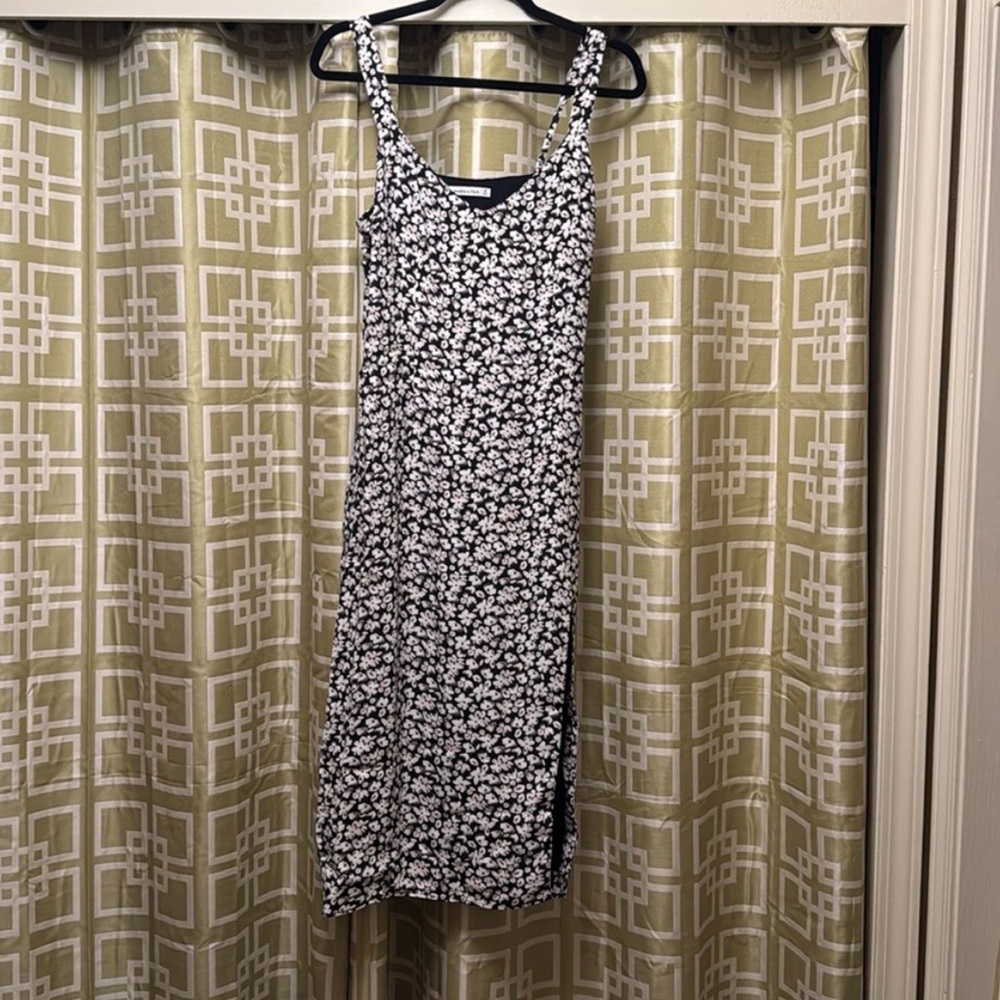 Abercrombie & Fitch Black and White Floral Midi Dress